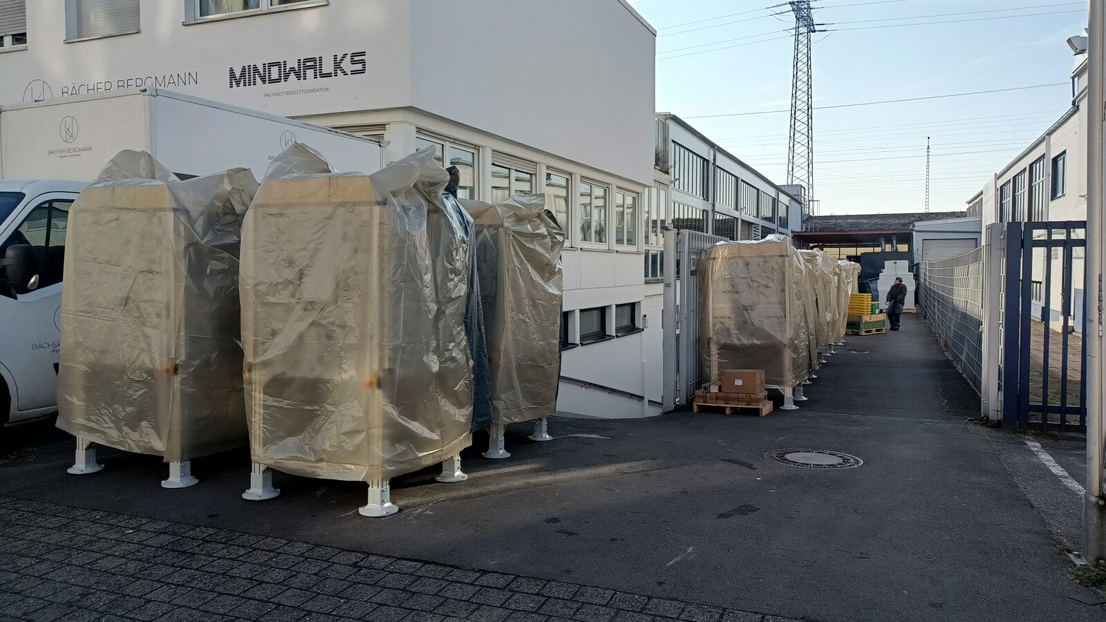 Mehrere verpackte Anlagen und Maschinengestelle in Reihe vor der Auslieferung an den Kunden