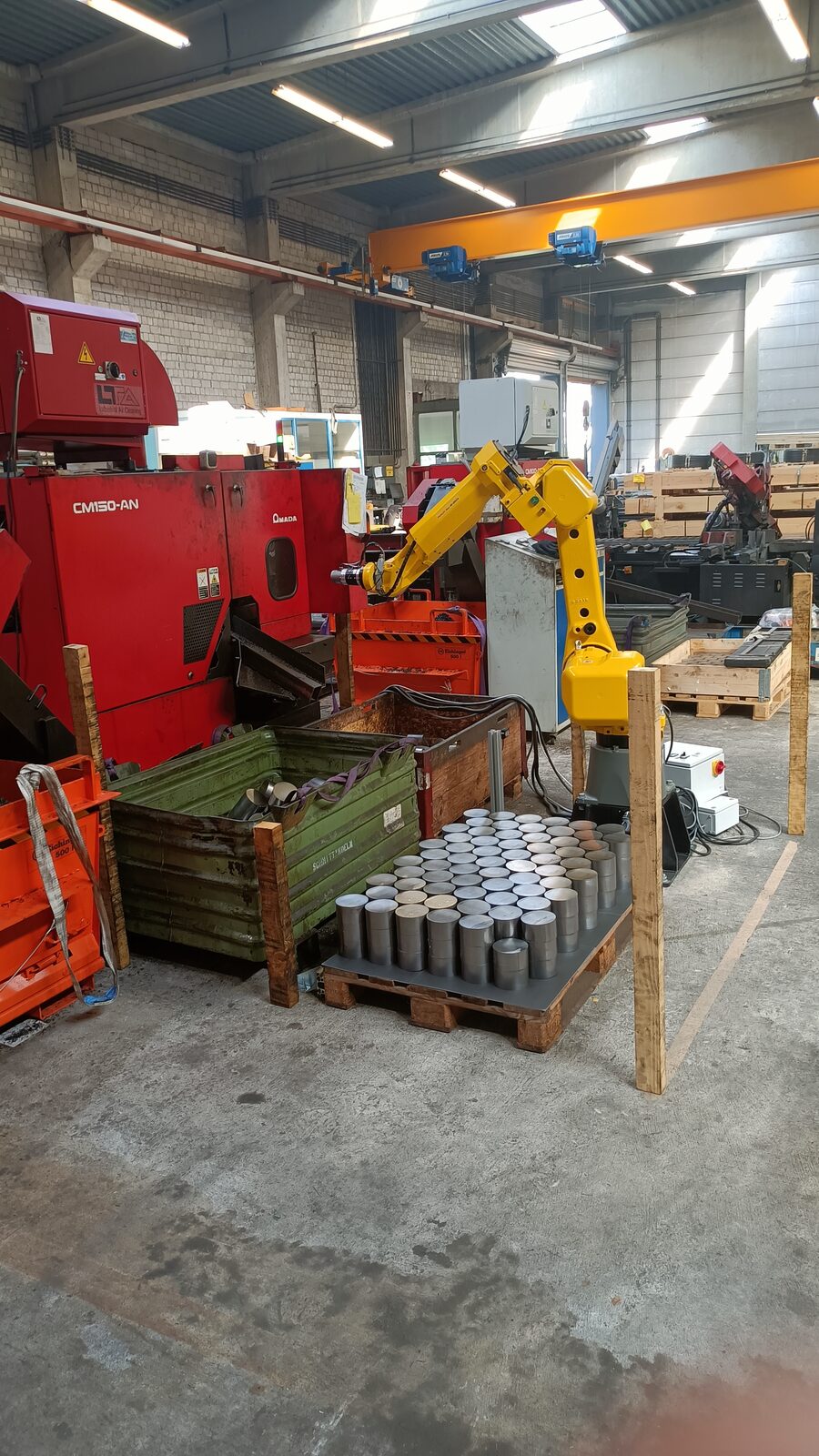 FANUC-Roboter palettiert Sägeabschnitte in einer Kundenhalle