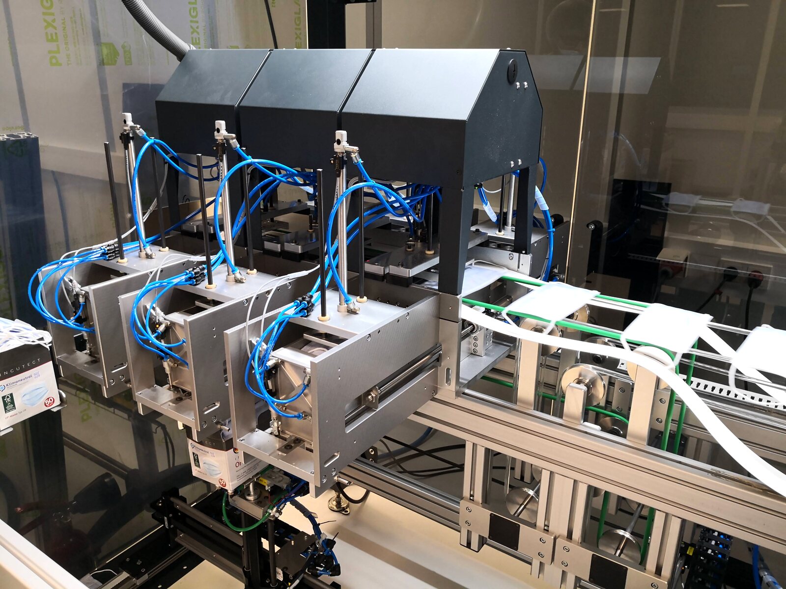 Von marloth gebaute Roboterzelle mit Pneumatik und mehreren Stationen