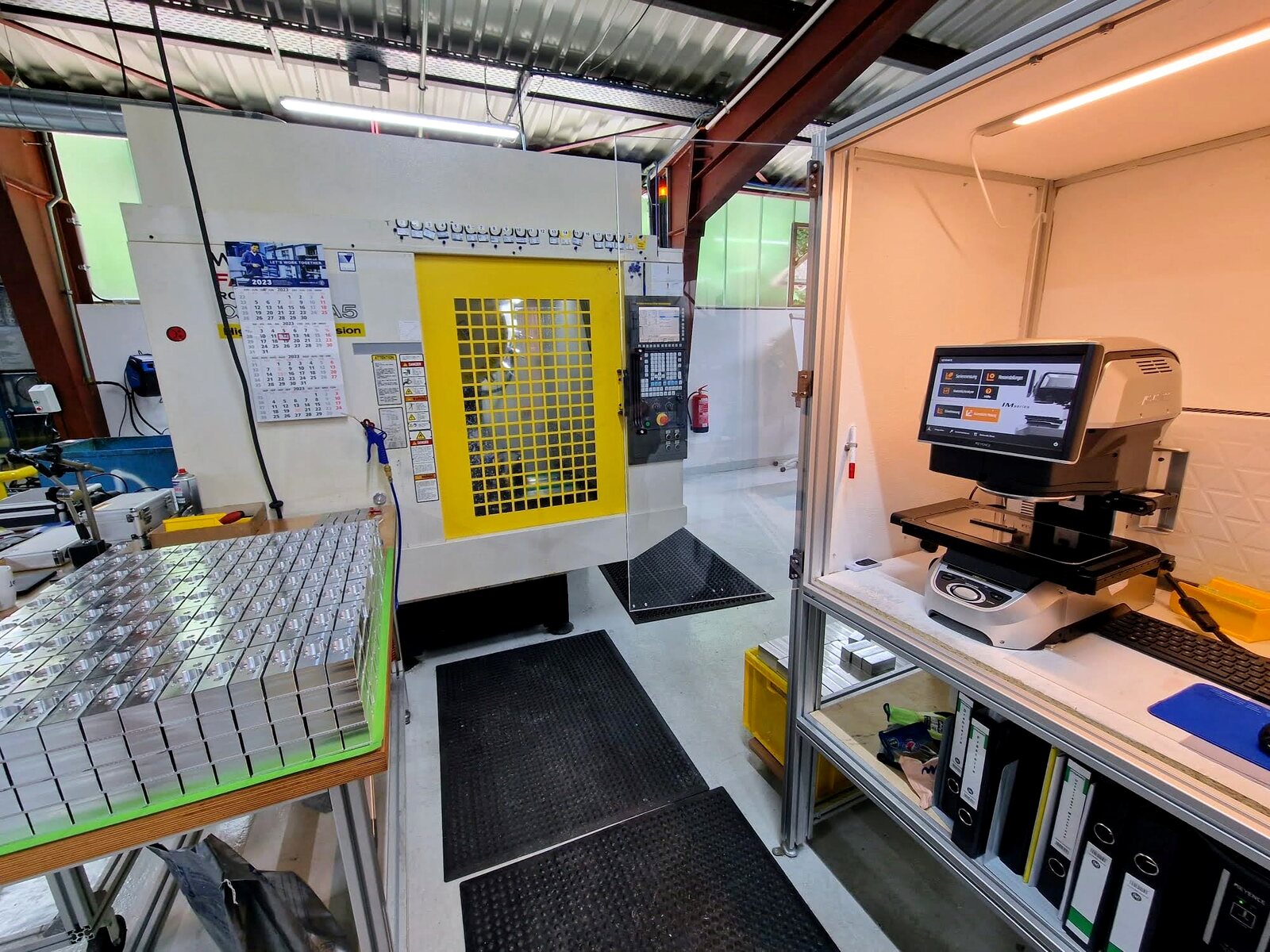 CNC-Fräsmaschine und Keyence IM-8030T Bildmessgerät für die fertigungsbegleitende Messung in der Werkstatt der marloth-Gruppe in Köln