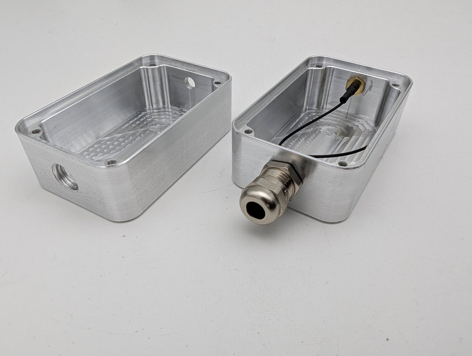 CNC-gefräste Aluminiumgehäuse mit Kabelverschraubung – Kleinserie aus der marloth-Gruppe