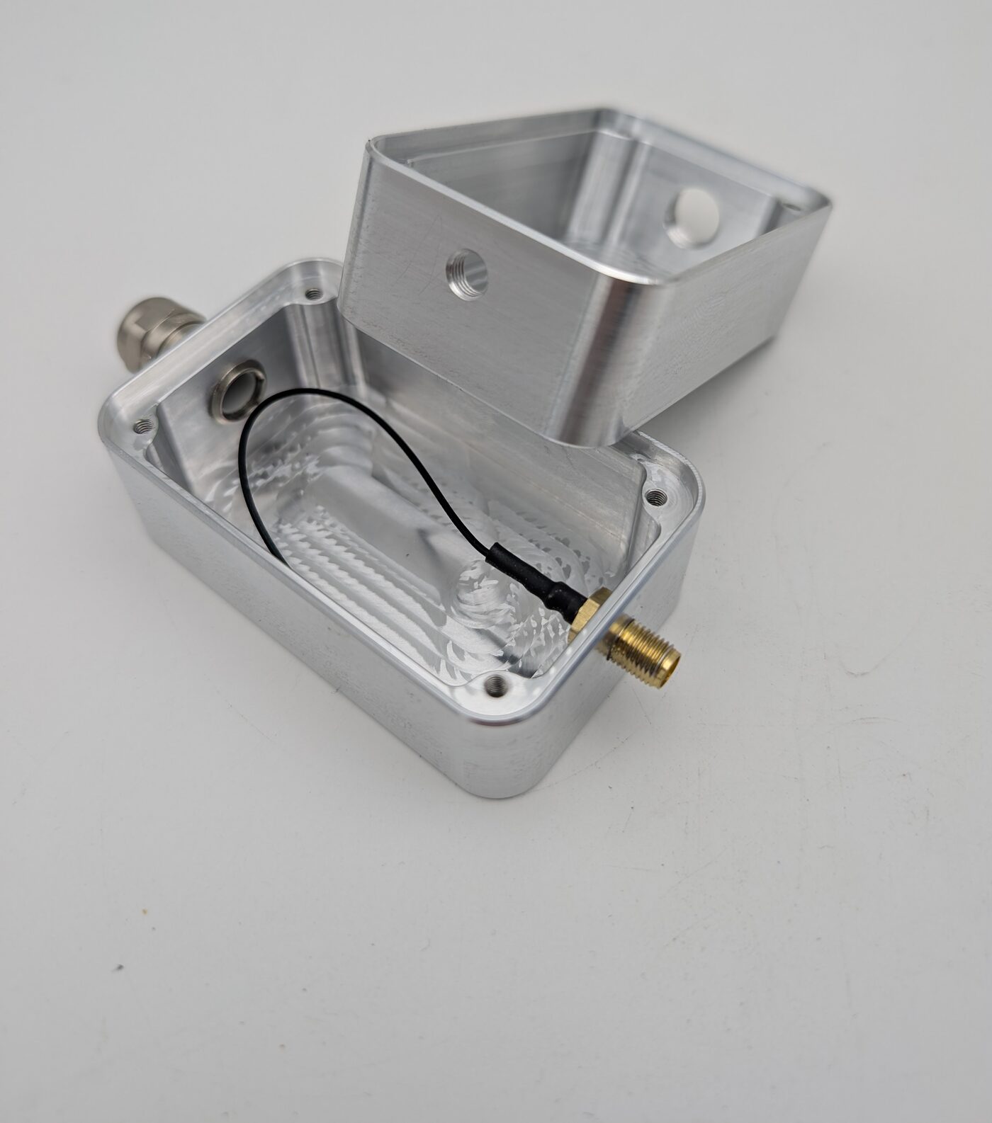 CNC-gefräste Aluminium-Prototypengehäuse mit Passungen und Gewinden – Kleinserienfertigung