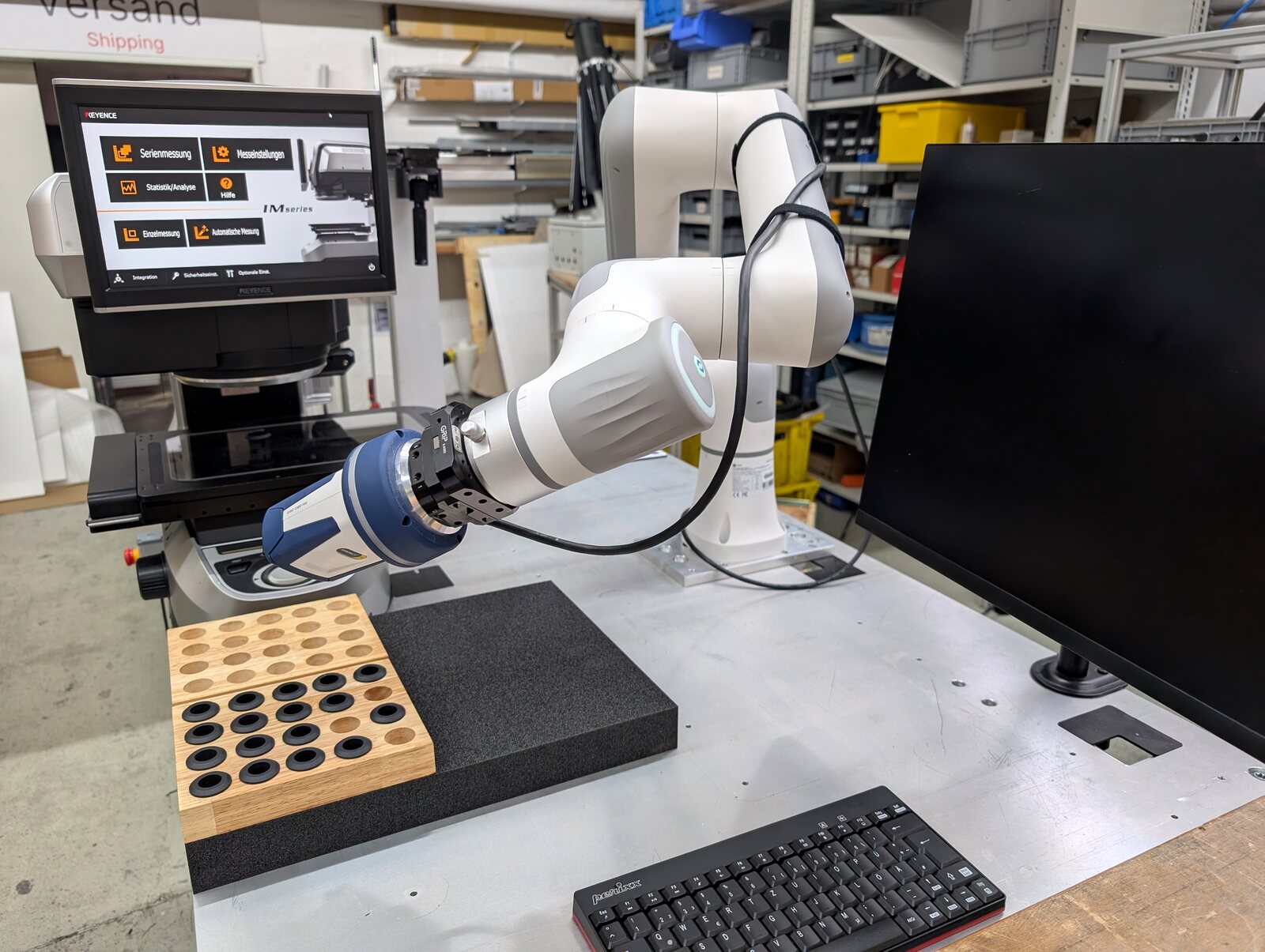 Cobot-Arbeitsplatz mit Messmaschine