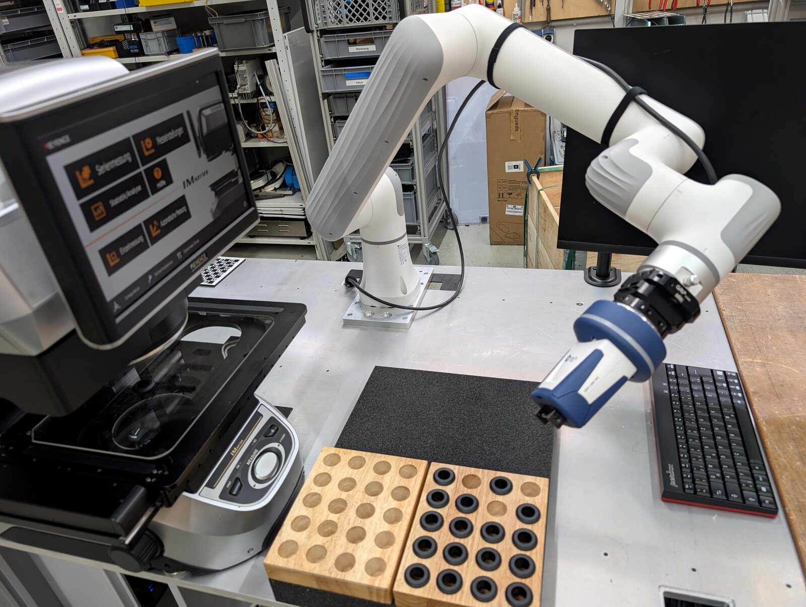 Cobot mit Kamera belädt einen Teileträger – vision-geführte Robotik von marloth aus Köln