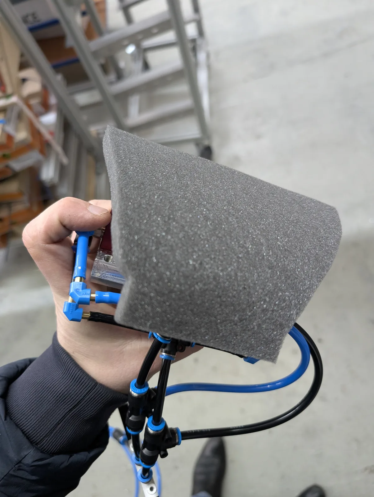 Selbst gebauter Greifer hält einen Schaumstoffzuschnitt