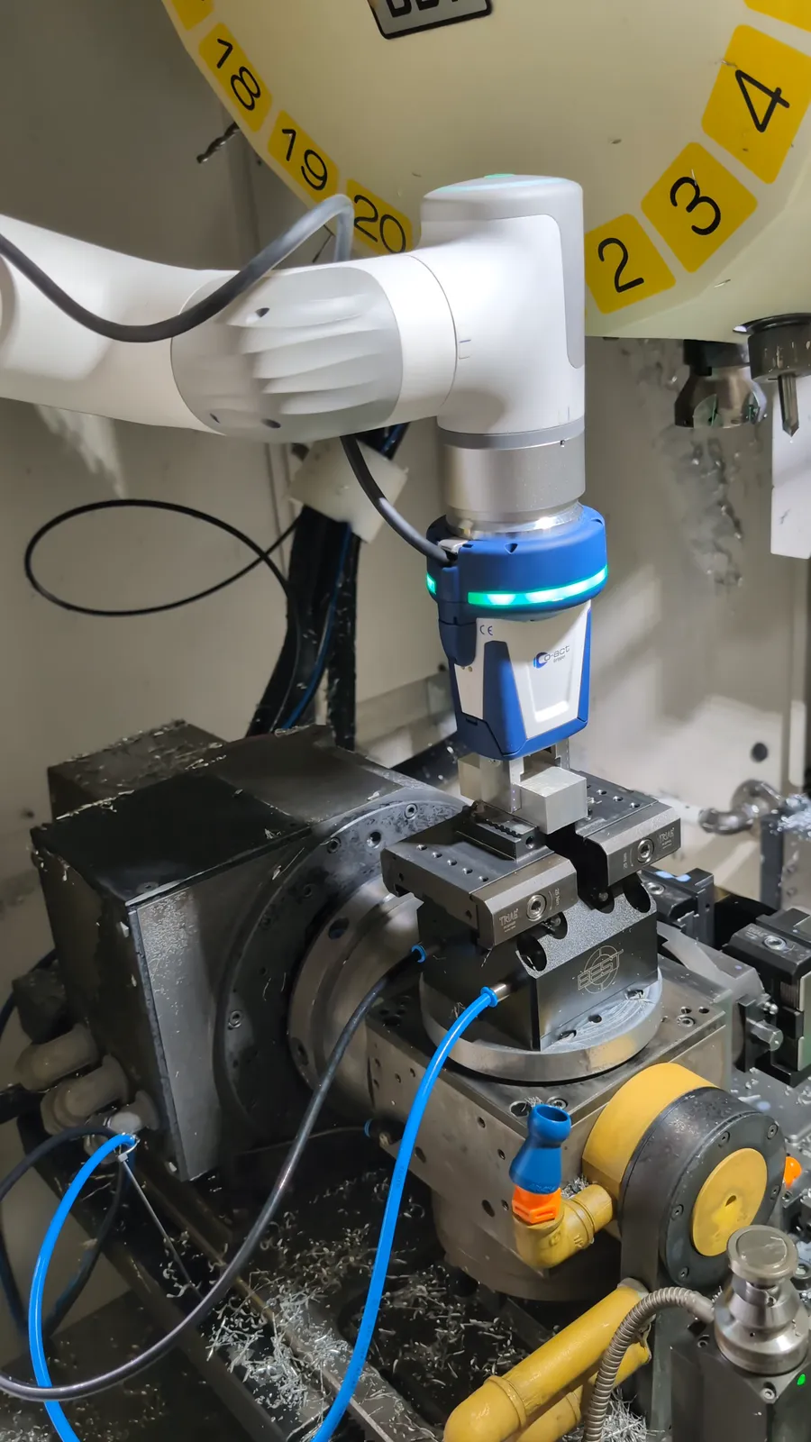 Cobot belädt den Spannstock einer FANUC Robodrill mit einem Rohteil