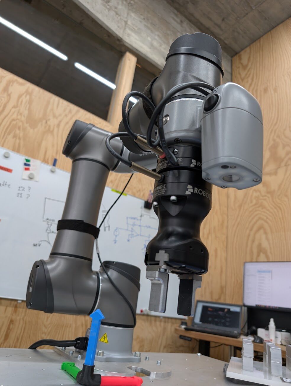 Omron TM5 Cobot mit Robotiq-Greifer und Kraftsensorik