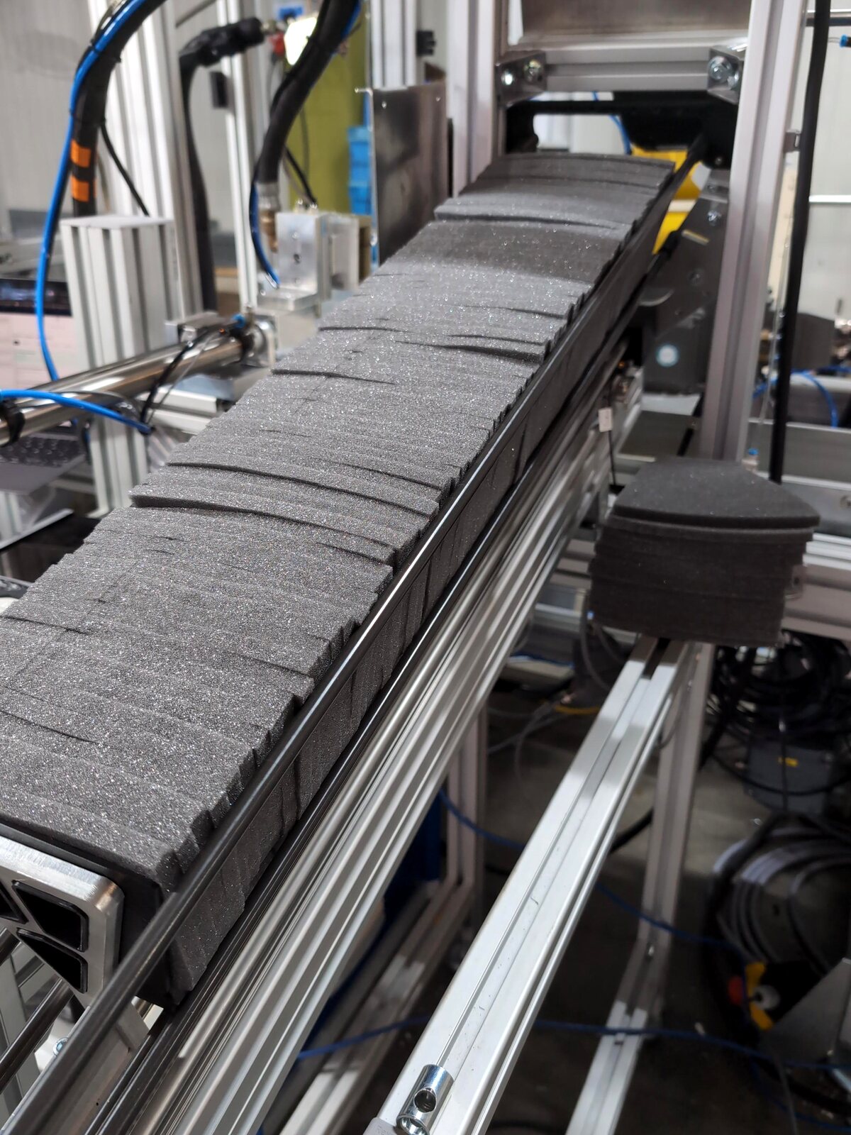 Automatisiertes Handling von Schaumstoffteilen im Magazin – Schaum und Filz kleben und fügen bei der marloth GmbH in Köln