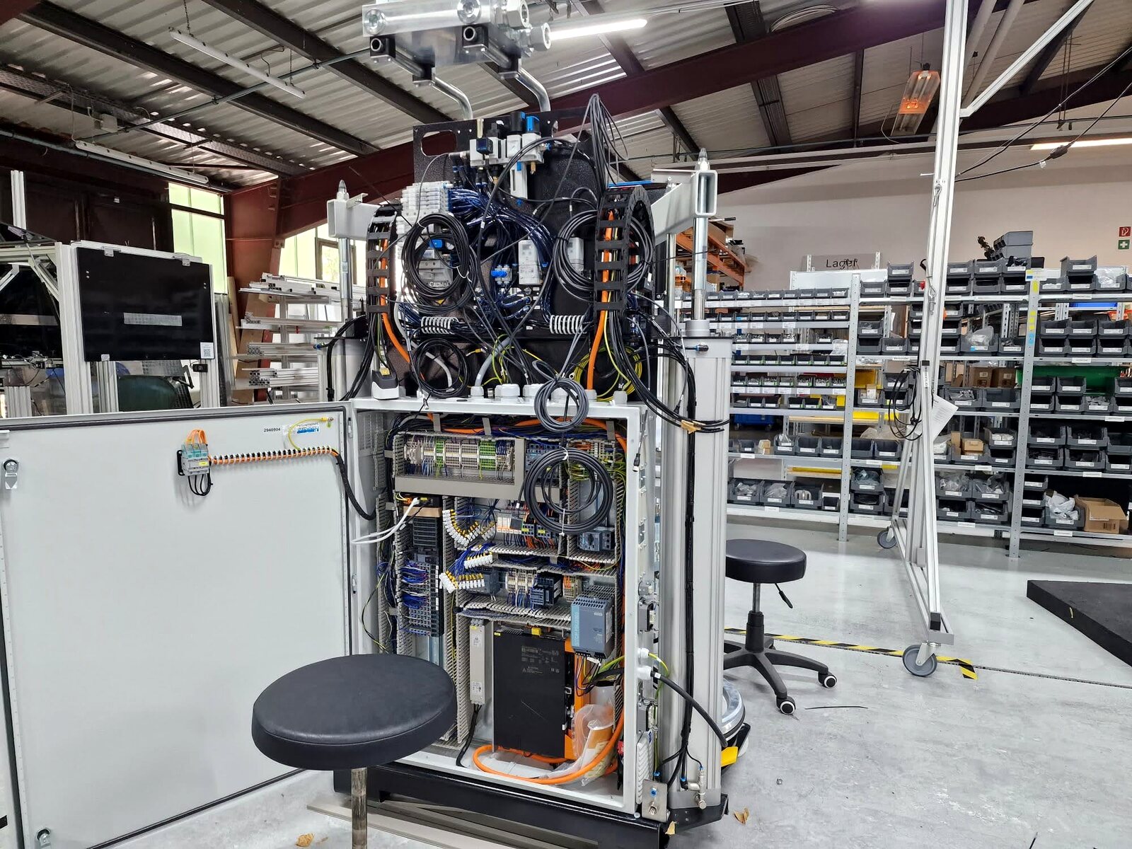 Sondermaschine im Aufbau in der Montage der marloth GmbH – Anlagenbau mit Steuerungs- und Antriebstechnik