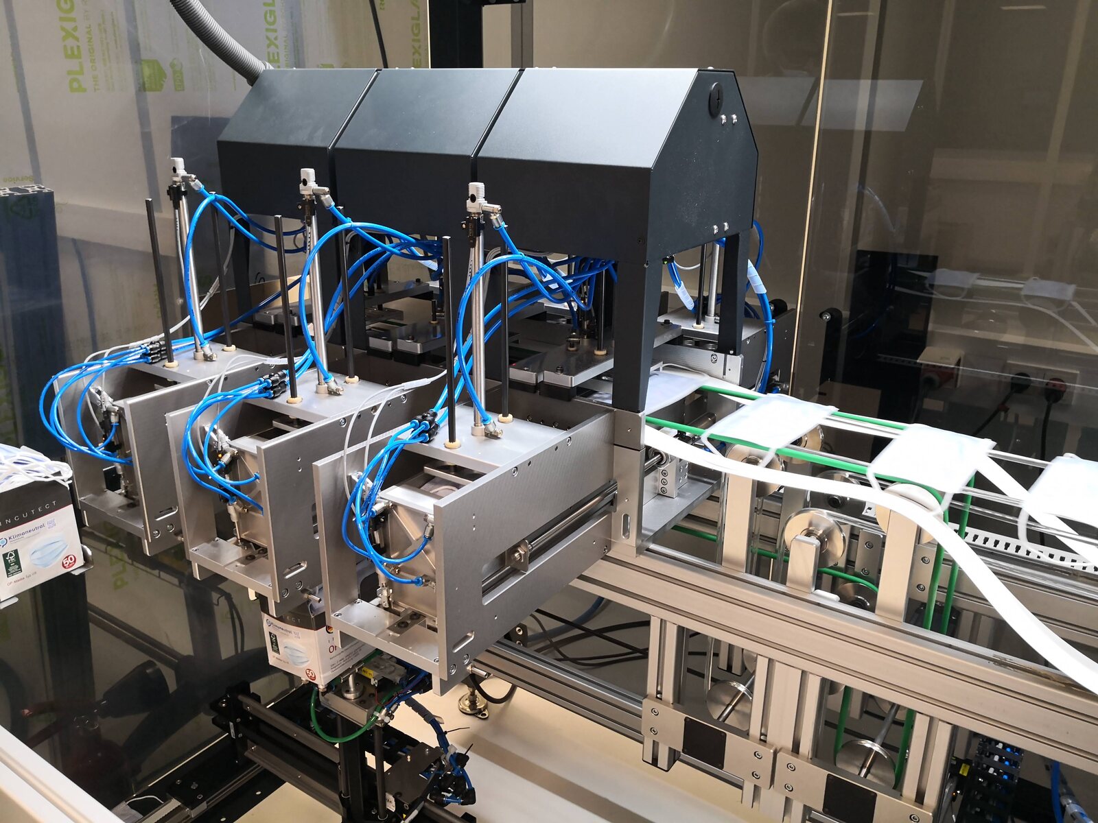 Sondermaschine mit drei parallelen pneumatischen Fügestationen über einem getakteten Produkttransfer – Anlagenbau der marloth GmbH