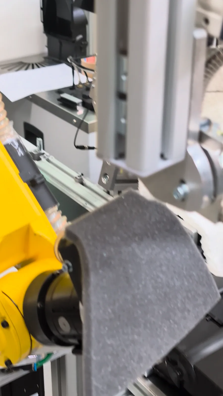 FANUC LR Mate führt einen Schaumstoffzuschnitt der nächsten Station zu