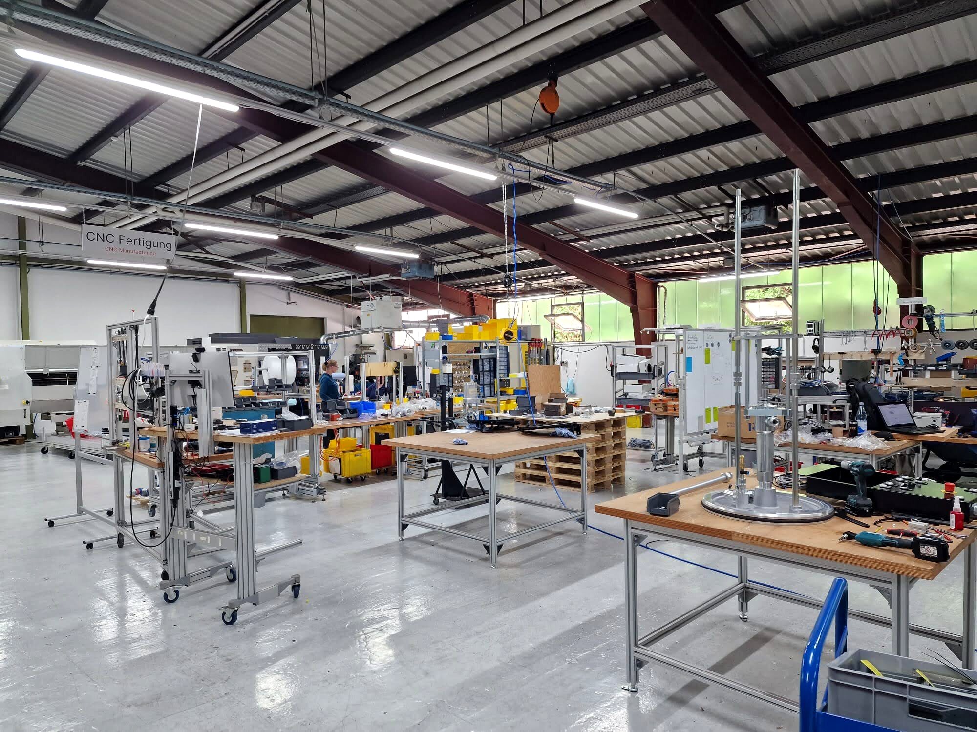 Montagehalle der marloth GmbH in Köln mit Roboterzellen und Sondermaschinen im Aufbau